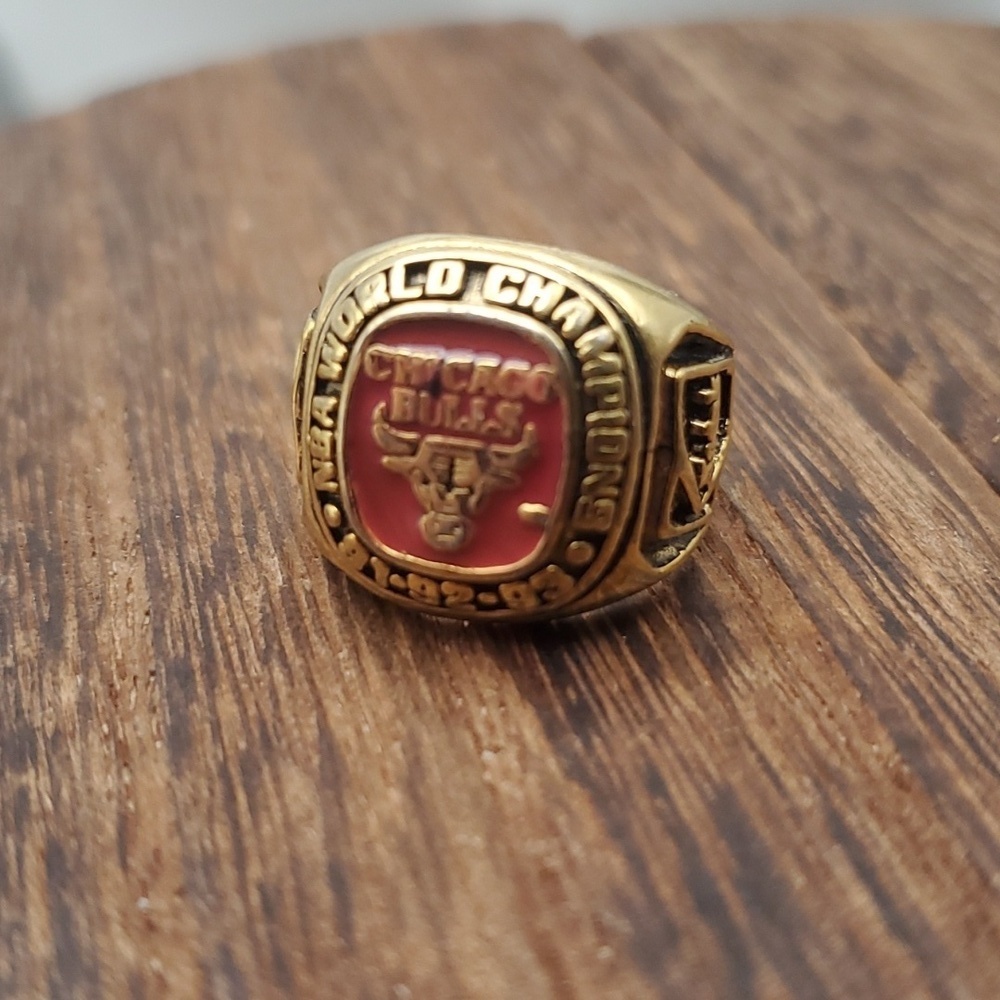 Size 6.5 R639 Chicago bulls ring